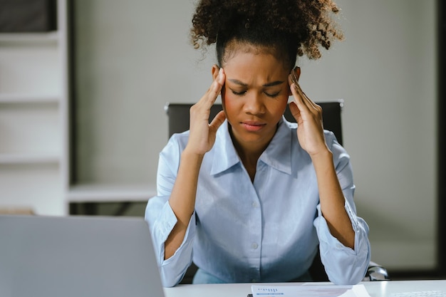 Las mujeres de negocios trabajan a mano con tableta y computadora portátil con documentos en el escritorio de la oficina en la oficina moderna
