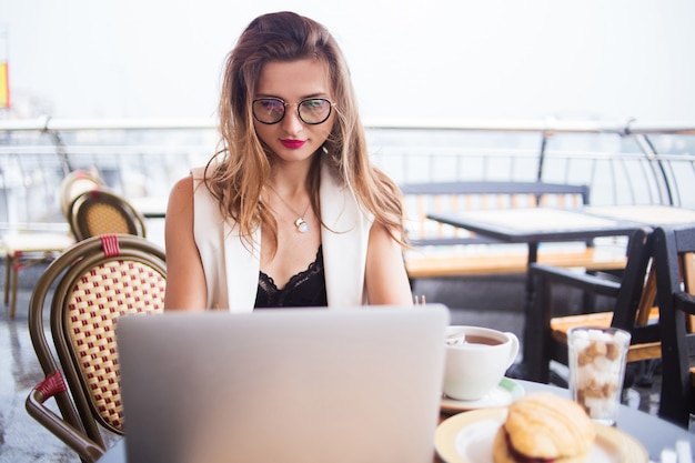 Mujeres de negocios trabajando