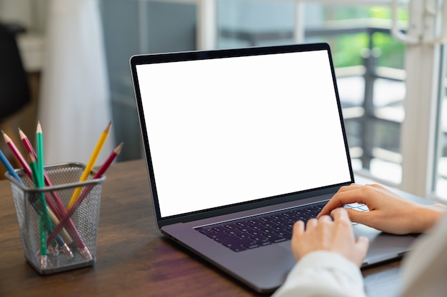 Las mujeres de negocios usan la computadora portátil y escriben en el teclado