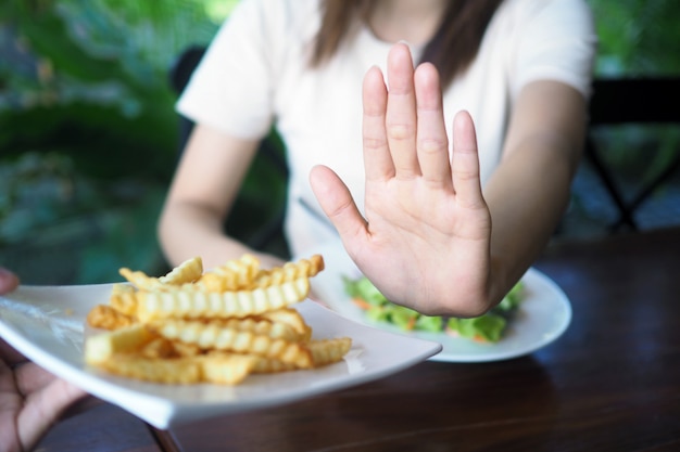 Las mujeres se niegan a comer papas fritas o fritas para perder peso y gozar de buena salud.