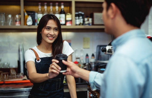 Las mujeres de nueva generación hacen pequeños negocios en el mostrador de la cafetería