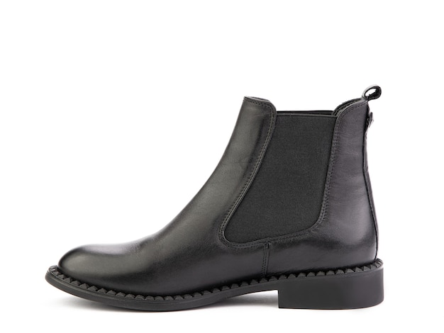 Mujeres otoño chelses botas de cuero negro fondo blanco aislado vista lateral izquierda zapatos de moda