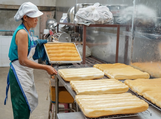 mujeres panaderas trabajando en la fábrica de pan