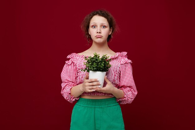 Mujeres en pantalones cortos verdes y blusas rosadas maceta casa inalterada