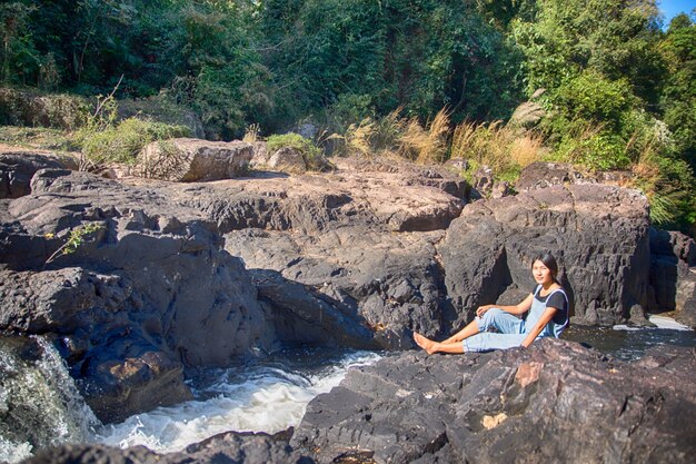 Las mujeres se paran para ver la naturaleza del bosque.