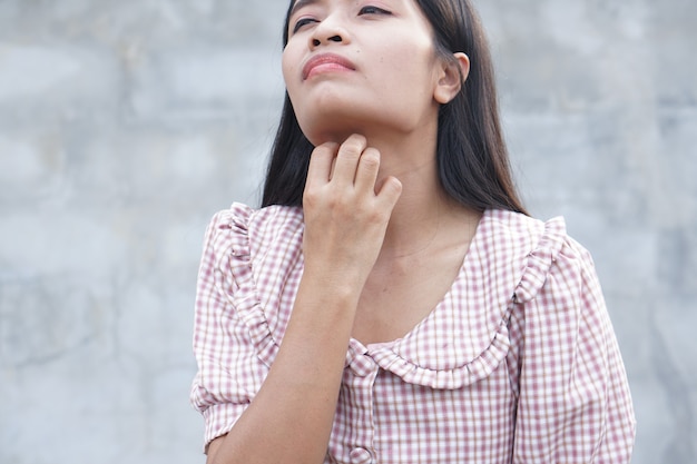 mujeres con picazón en la piel del cuello