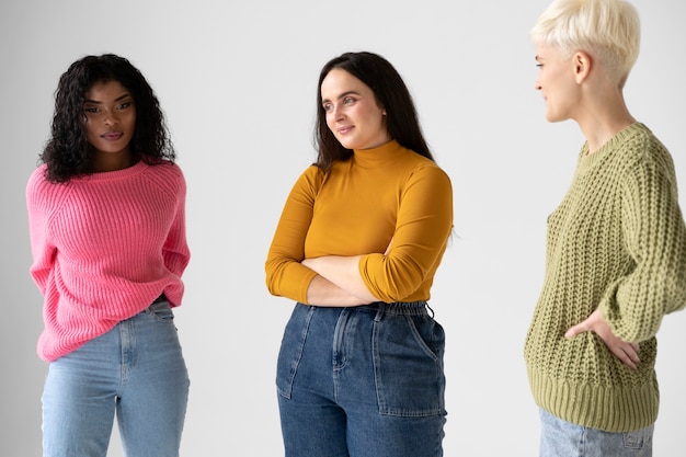 Foto mujeres de pie juntas y cuidándose unas de otras