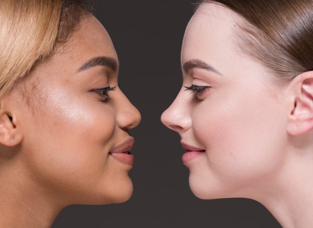 Foto mujeres piel en blanco y negro belleza étnica cosmética cuidado de la piel