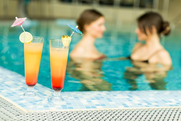 Mujeres en la piscina