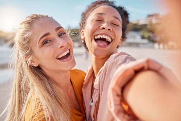 Foto mujeres en la playa y retratos de selfies en vacaciones de verano o vacaciones con una sonrisa divertida, loca y feliz cara de viaje y libertad por amigos abrazos para foto de perfil o publicación en redes sociales en miami