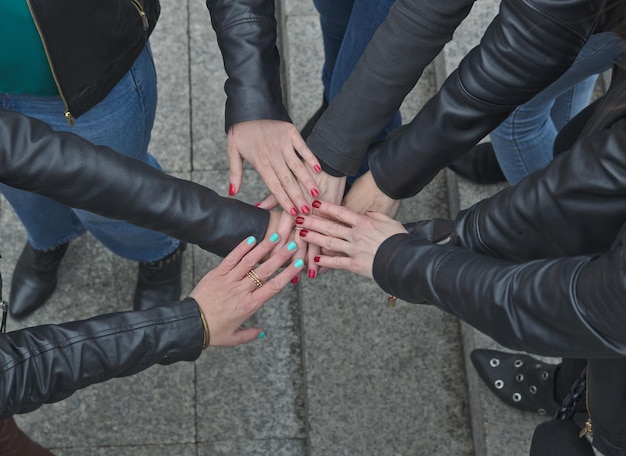 Mujeres poniendo sus manos juntas Amigos con pila de manos mostrando unidad y trabajo en equipo Friendsh
