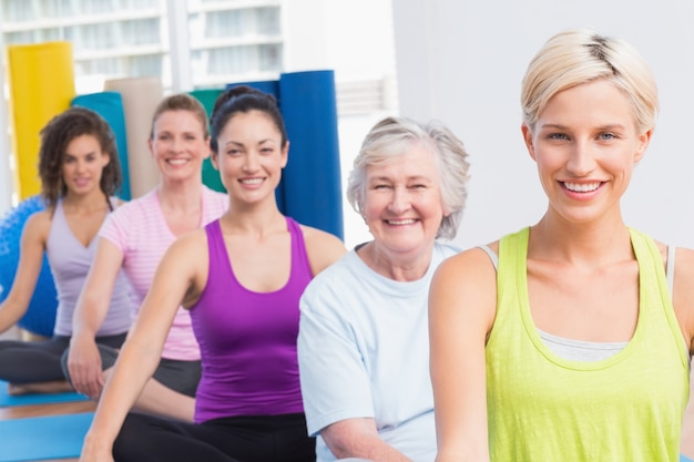 Mujeres practicando yoga durante la clase de fitness