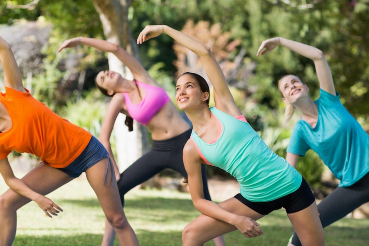Foto mujeres practicando yoga