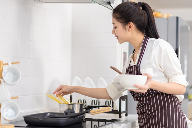 Las mujeres preparan el desayuno, las mujeres asiáticas preparan el desayuno en la cocina.