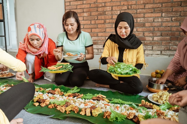 Mujeres preparando cenas con amigos en casa