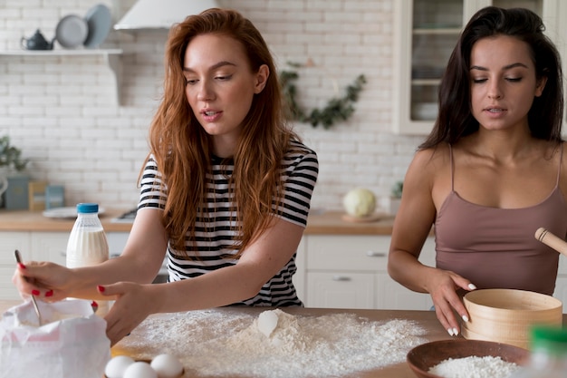 Foto mujeres preparando juntas una cena romántica en casa