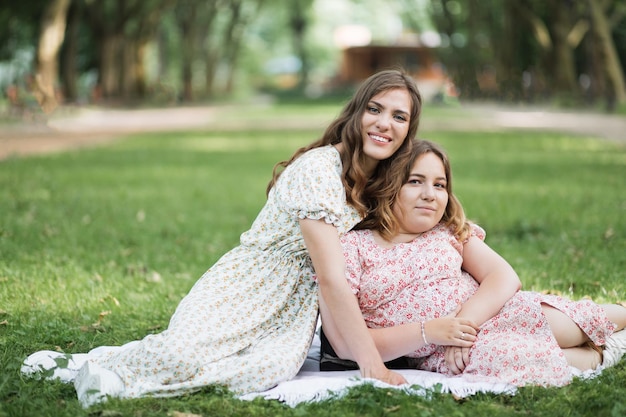 Mujeres con problemas de salud crónicos que pasan tiempo en el parque