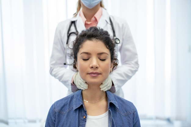 Mujeres con prueba de glándula tiroides Endocrinología hormonas y tratamiento Inflamación del dolor de garganta