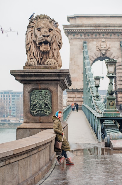 Mujeres en el puente de las cadenas en Budapest