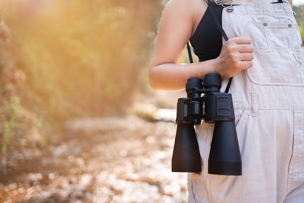 Las mujeres que caminan usan binoculares para viajar