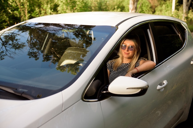 Mujeres que conducen un automóvil durante el viaje en automóvil.