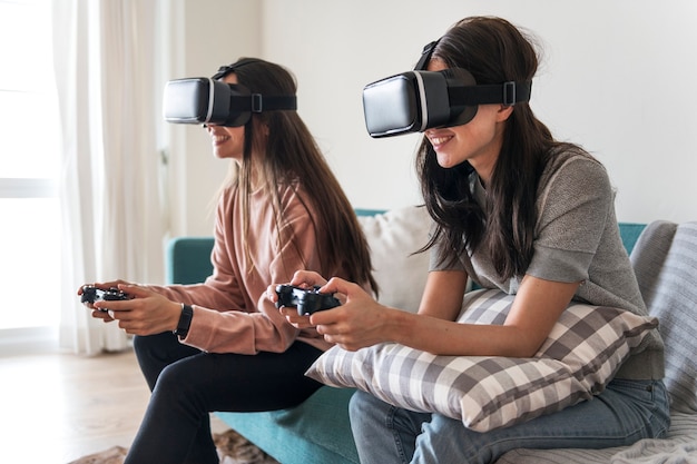 Mujeres que experimentan la realidad virtual con auriculares VR