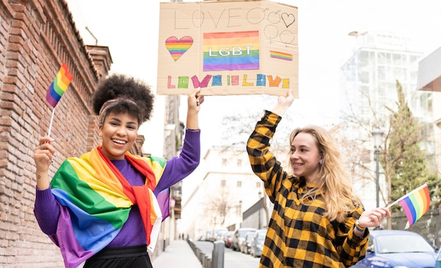 Mujeres que se manifiestan en el día del orgullo gay