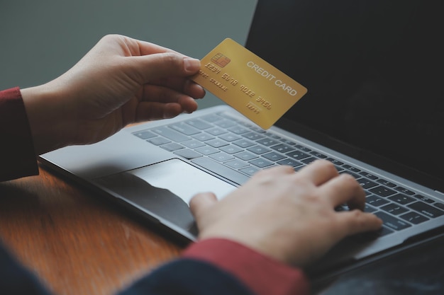 Mujeres que tienen tarjeta de crédito y usan teléfonos inteligentes en casa Compras en línea Tienda de banca por Internet Pago en línea Gastar dinero Pago de comercio electrónico en el concepto de tarjeta de crédito de la tienda