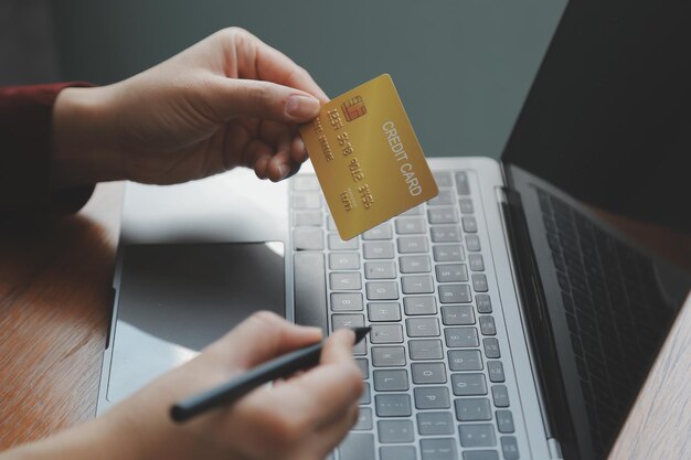 Mujeres que tienen tarjeta de crédito y usan teléfonos inteligentes en casa Compras en línea Tienda de banca por Internet Pago en línea Gastar dinero Pago de comercio electrónico en el concepto de tarjeta de crédito de la tienda