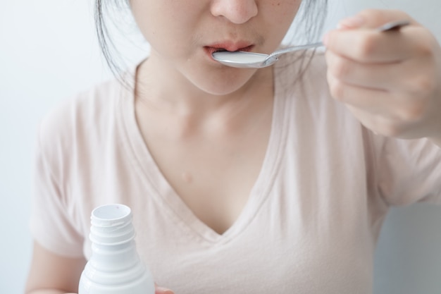 Foto mujeres que toman medicamentos líquidos, conceptos de salud, personas y medicina.