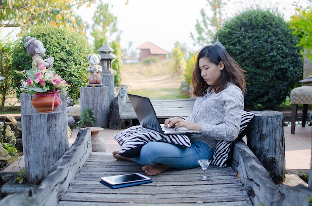 Mujeres que trabajan afuera en el jardín