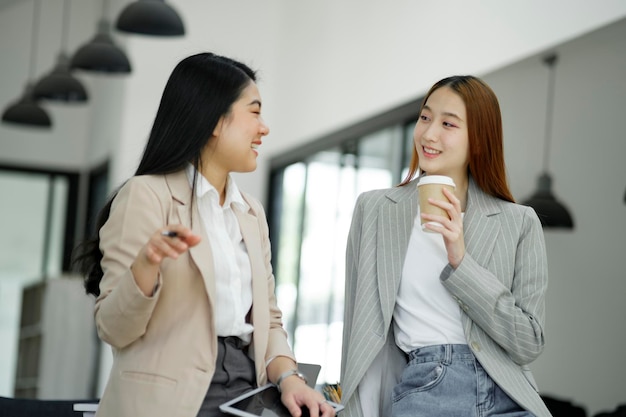 Las mujeres que trabajan están discutiendo el trabajo y planeando nuevos planes de negocios intercambiando ideas con sus colegas