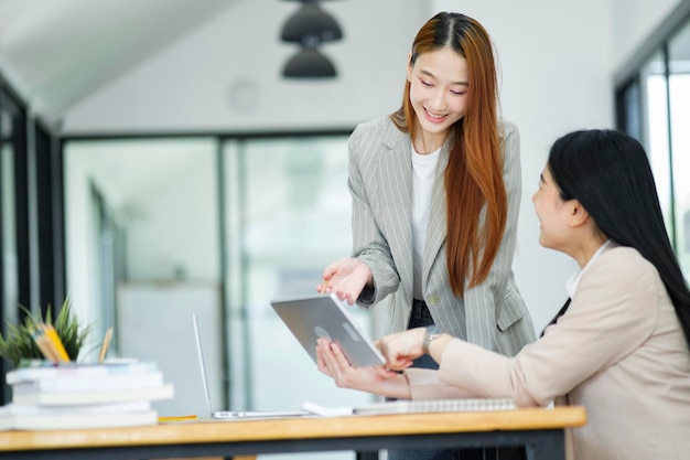 Las mujeres que trabajan están discutiendo el trabajo y planeando nuevos planes de negocios intercambiando ideas con sus colegas