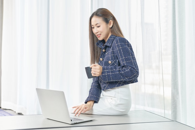 Mujeres que trabajan con laptop