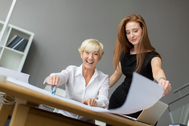 Mujeres que trabajan en la oficina