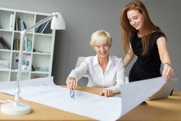 Mujeres que trabajan en la oficina