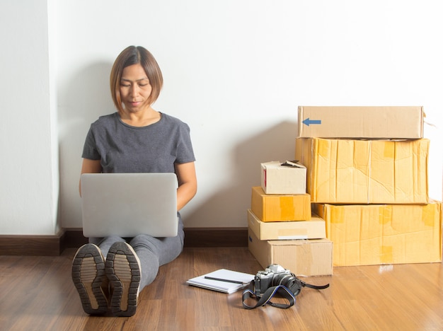 Mujeres que trabajan ordenador portátil vendiendo ideas en línea concepto