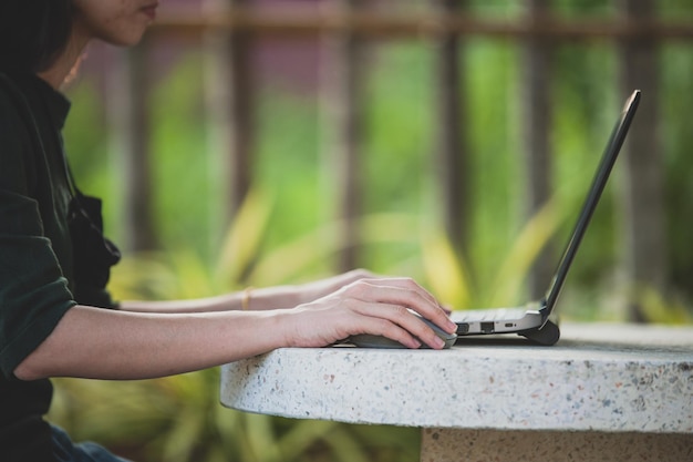 Mujeres que usan computadora portátil trabajo independiente