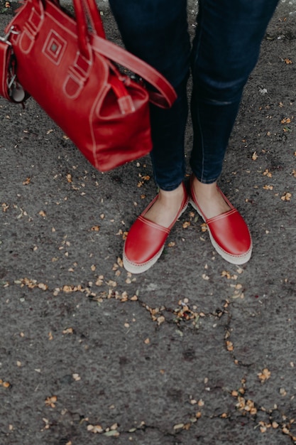 Las mujeres que usan sandalias o zapatos con cartera, cartera y bolso