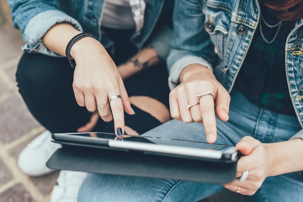 Foto mujeres que usan tabletas