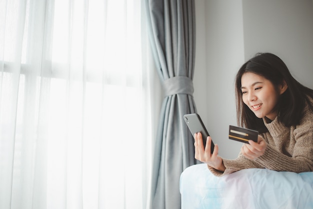 Mujeres que usan teléfonos inteligentes para comprar en línea