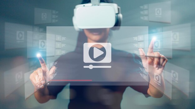 Mujeres que usan VR para transmitir en línea en una pantalla virtual viendo videos en seminarios web de Internet educación en línea en el concepto de aprendizaje electrónico de Internet Cursos en línea de seminarios web de tecnología de Internet