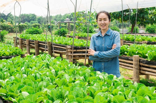 las mujeres reconocen y sonríen en una granja orgánica de cultivo de vegetales