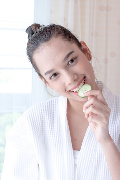 mujeres relajándose y disfrutando en el spa.