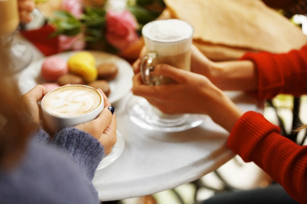 Mujeres reunidas en café y bebiendo café con leche.