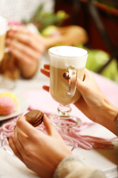 Foto mujeres reuniéndose en una cafetería y bebiendo café con leche