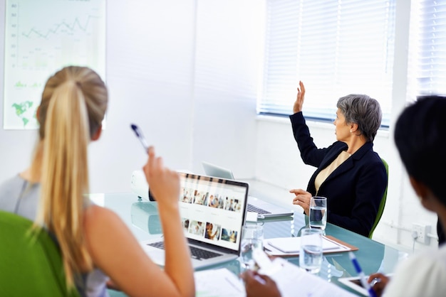 Mujeres en reuniones y salas de juntas con computadora portátil para presentaciones con gráficos, estadísticas y comentarios sobre el crecimiento de la empresa Persona de la oficina y vista posterior del cliente con preguntas de papeleo y información