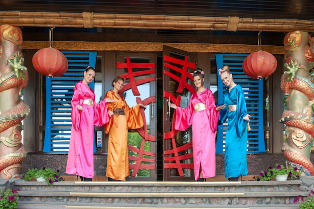 Foto mujeres en ropa tradicional china de colores