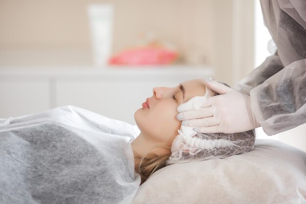 Mujeres en un salón de cosmética haciendo tratamiento.