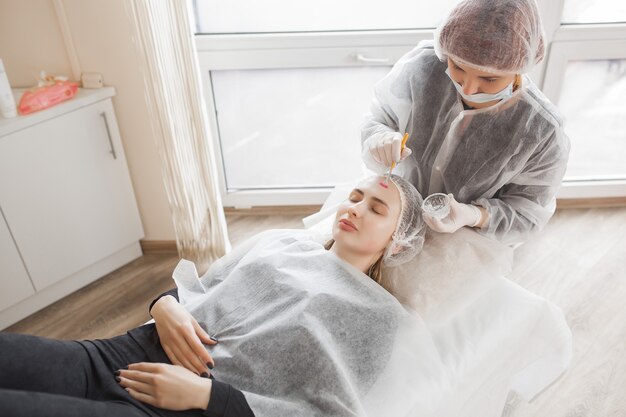 Mujeres en un salón de cosmética haciendo tratamiento.